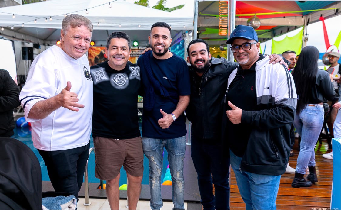 DJ Marlboro, Fabrício Marques (Ex- Maraísa), Pierre Tavares, os cantores Marlon Serpa e Marcelo Vinícius (Irmão do DJ Marlboro).