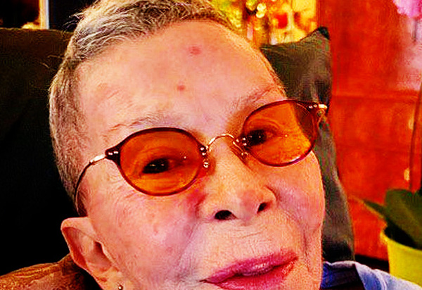 Rita Lee recebe alta de hospital e se recupera em casa