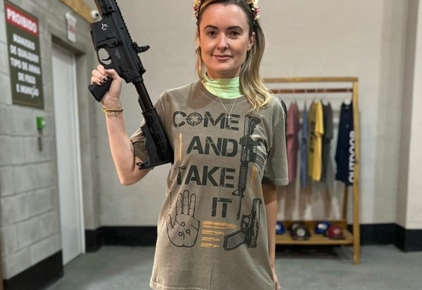 Deputada bolsonarista Júlia Zanatta posta foto com metralhadora e incita violência contra Lula