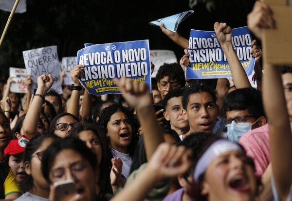 Estudantes fazem passeata pela revogação do novo ensino médio em SP