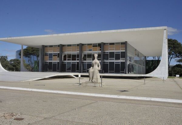 STF derruba prisão especial para quem tem curso superior