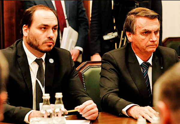 Carlos Bolsonaro abandona redes do pai e comete erro crasso de português