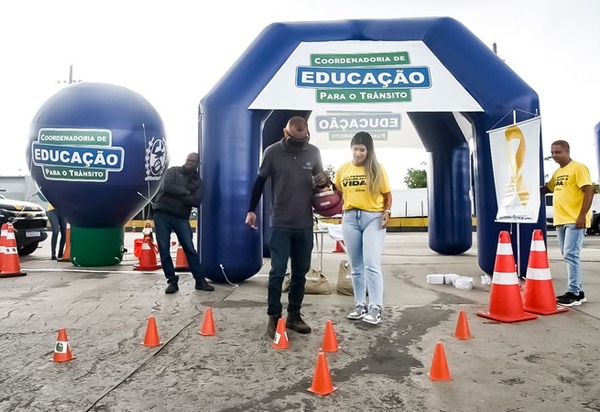 Em comemoração ao Maio Amarelo, o Detran.RJ realizou, na manhã desta quarta-feira (10/5), uma blitz educativa na Ponte Rio-Niterói
