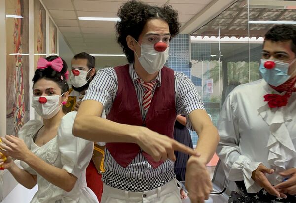 Doutores da Alegria entregam espetáculo teatral em hospital da Baixada Fluminense