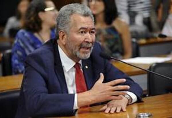 Deputado Paulão denúncia na CPI do MST 'Bolsonaro não fez titulação! Ele mentiu para as famílias assentadas!'