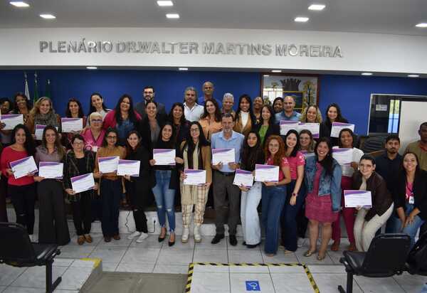 Itatiaia: entrega de certificados do Programa M, voltado para profissionais que trabalham no combate à violência contra a mulher  