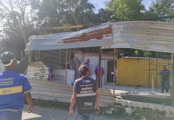 SEOP demole estabelecimento comercial construído ilegalmente em via pública no Recreio