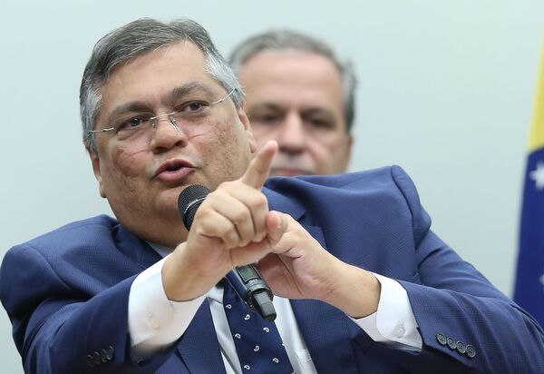 Ministro determina à PF que analise ofensas contra professores