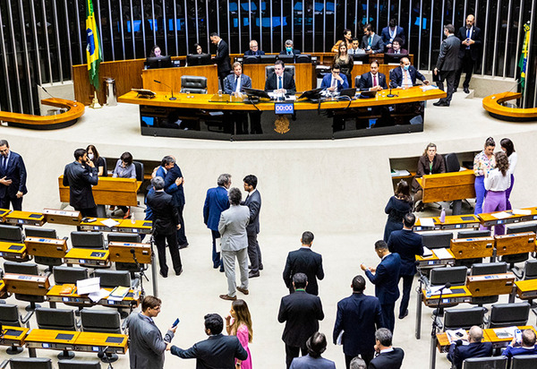 STF: Deputados protocolam PEC para barrar decisões do Supremo