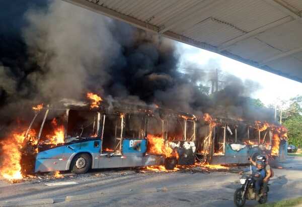 'O crime organizado que não ouse desafiar o poder do Estado', disse Castro, e logo depois 35 ônibus são incendiados e transporte público parou deixando milhões a pé