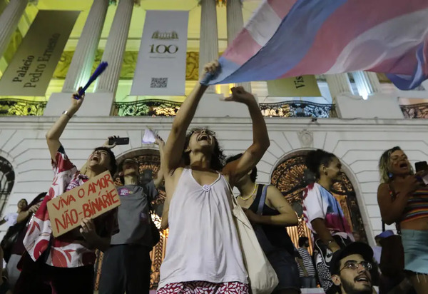Trans e travestis marcham por equidade no centro do Rio