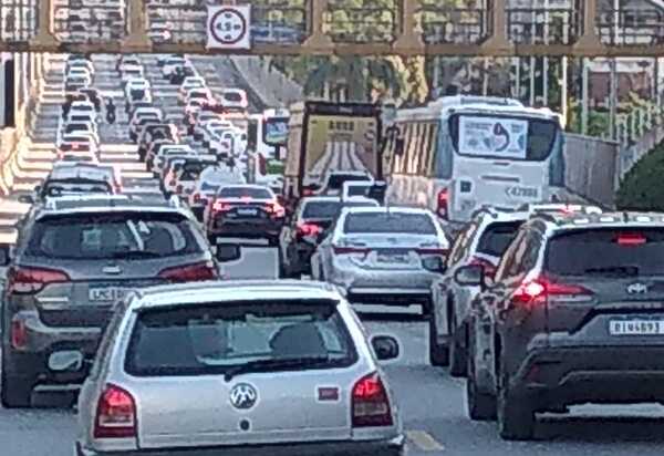 Motoristas sofrem com filas interminavéis de carros para pagar pedágio da Linha Amarela