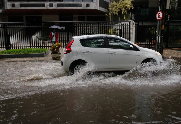 Temporal no Rio provoca alagamentos durante a madrugada