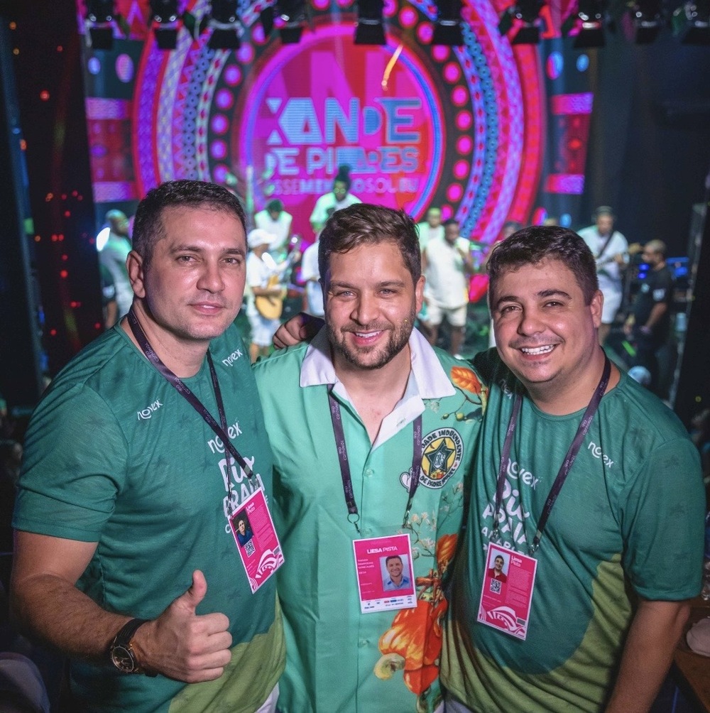 Thiago Pampolha curte última noite de desfiles do Grupo Especial em camarote da Sapucaí Novex Rio Praia