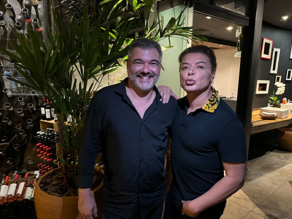 Empresário Léo Reis reúne amigos em restaurante de luxo