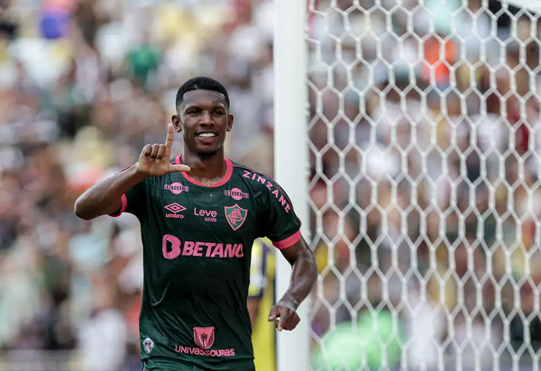Lelê marca e Flu derrota Madureira para voltar a liderar o Carioca