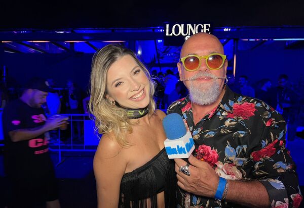 A jovem empresária Mari Domingues, leva o glamour da Sapucaí para as redes sociais