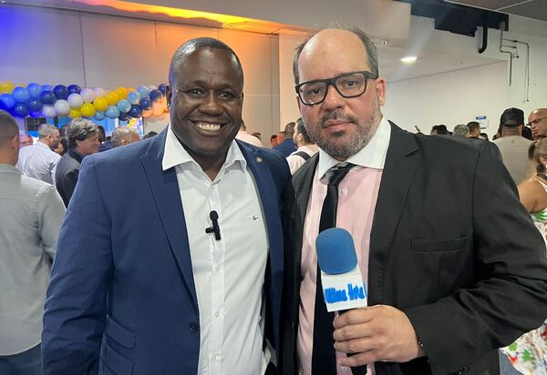 Carlinhos BNH destaca seus projetos como proibição de réplicas de armas e biometria e reconhecimento facial nos estádios, durante posse de Rodrigo Bacellar no União Brasil