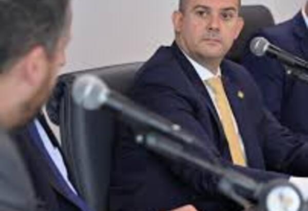 Alan Lopes X Serafini: O Embate em Torno de 'O Avesso da Pele' e a Batalha Ideológica na Alerj