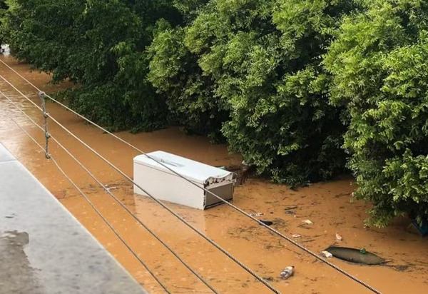 Grávida entra em geladeira para não morrer durante enchente no Espírito Santo