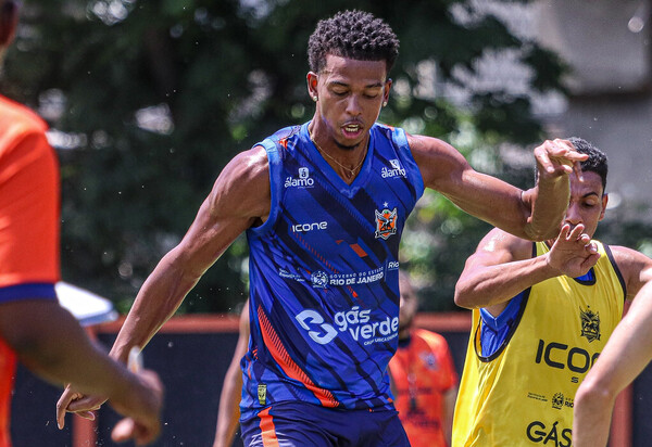 Flamengo contrata o atacante Carlinhos, do Nova Iguaçu