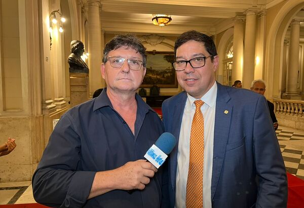 Altineu Côrtes espeta 'construíram a Ponte em 4 anos e Paes com 12 anos construiu essa Av. Brasil que está aí...' na entrega da medalha ao Delegado Ramagem