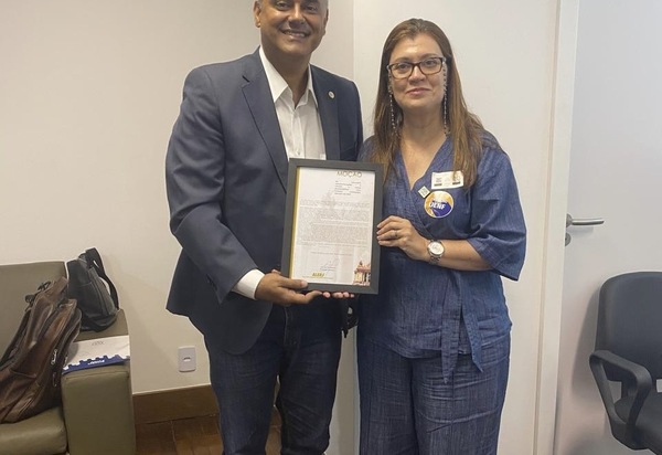 Jair Bittencourt entrega Moção de Aplausos à Reitora da UENF