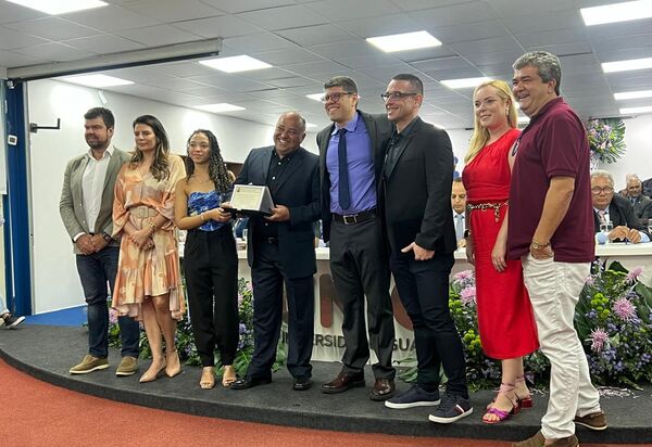 União e reconhecimento: André Ferreira recebe comenda em Itaperuna