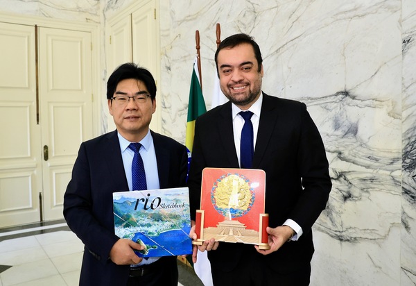 Cláudio Castro recebe comitiva de empresa estatal chinesa especializada em medicina nuclear