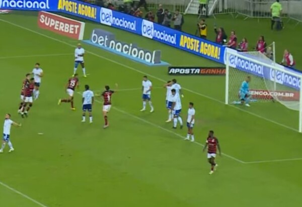 Sem Gabigol, Flamengo vence Cruzeiro e dispara na liderança do Brasileiro