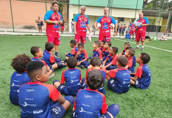 Escolinha de futebol do Zico chega a Niterói