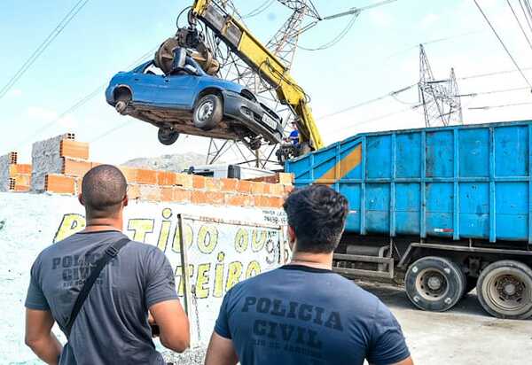 Operação Desmonte interdita ferro-velho irregular em Santíssimo, na Zona Oeste da capital