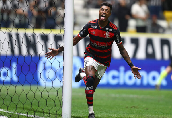 Bruno Henrique dá show, Flamengo goleia o Atlético-MG e segue na liderança do Brasileirão