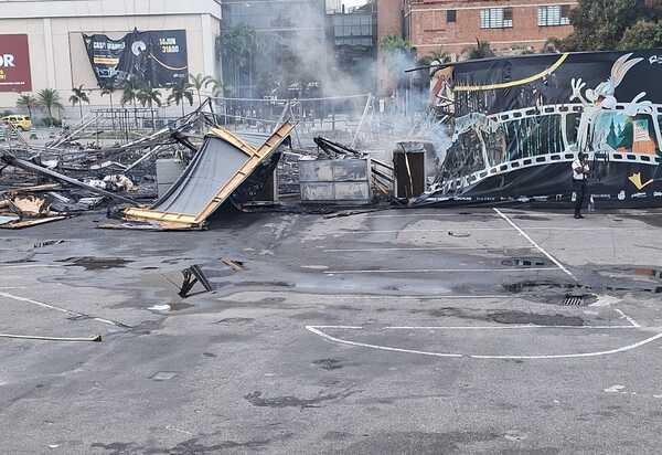 Incêndio destrói exposição da Warner Bros no Shopping Nova América