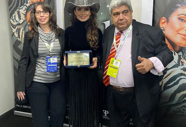 Paula Fernandes é homenageada pelo Grupo G10 e Valores e Negócios no Golfe Olimpico na Barra da Tijuca
