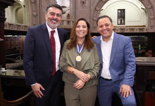 Pré-candidata a Vice de Rodrigo Neves em Niterói, Fernanda Sixel recebe a medalha Tiradentes