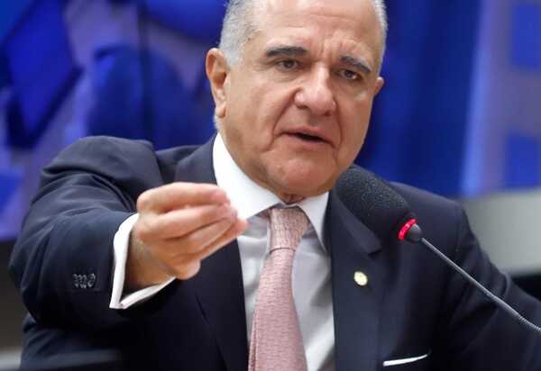 Presidente da Frente Parlamentar de Serviços vai entrar com representação no Ministério do Trabalho e Emprego para retirar do ar sites que oferecem certidões e atestados médicos pela internet