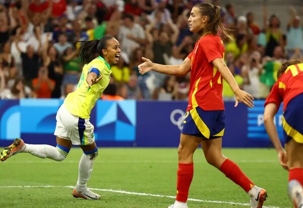 Brasil derrota Espanha e garante lugar na final do futebol feminino