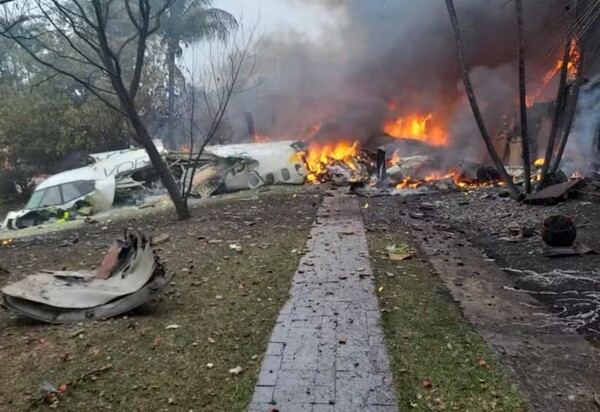 Tragédia nos céus de Vinhedo: avião com 62 pessoas a bordo cai em condomínio
