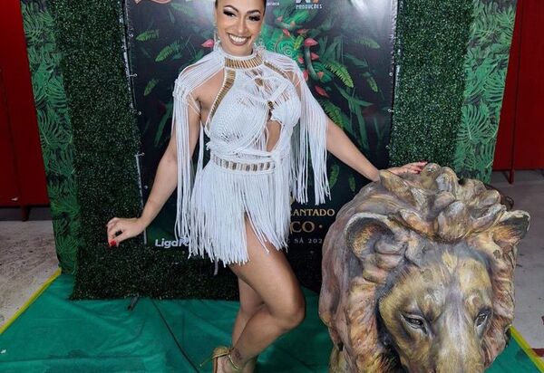 Com corpo escultural , Musa da Estácio de Sá , chama atenção e rouba a cena em escolha de samba da escola para o carnaval 2025. 