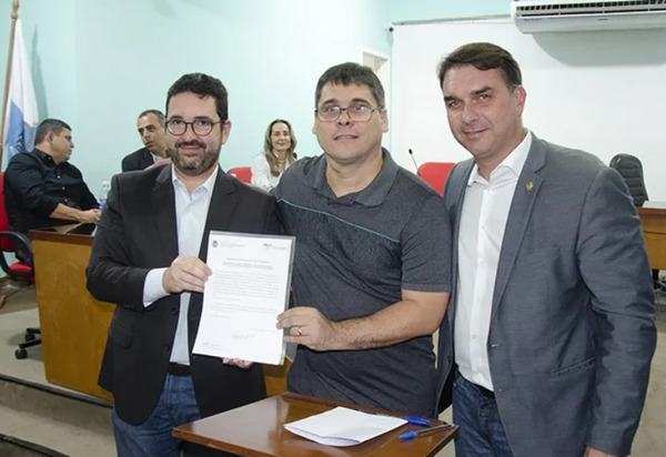 Flávio Bolsonaro convoca ato com prefeito flagrado em reunião com chefes de milícia