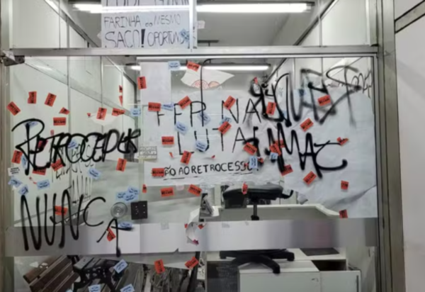 Estudantes da Uerj continuam ocupação de reitoria em protesto por cortes em bolsas
