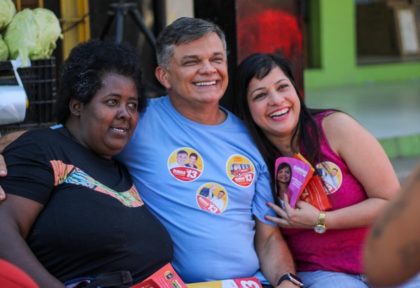 Dimas Gadelha, candidato da coligação 'São Gonçalo Merece Muito Mais' fez corpo a corpo pelos bairros Rio do Ouro e Arsenal nesta quinta-feira