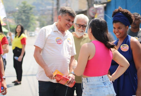 Educação não é gasto, é investimento. Com essa afirmação, Dimas Gadelha iniciou sua caminhada pelos bairros Santa Catarina e Barro Vermelho na manhã deste sábado