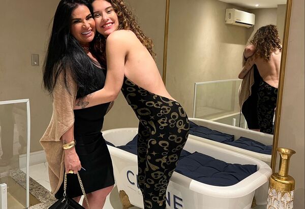 Stephanie Gomes chama atenção com look ousado em restaurante do RJ