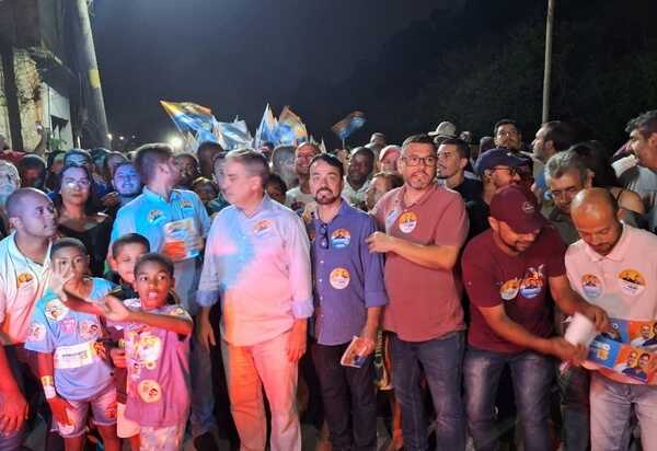 Andrezinho Ceciliano arrasta multidões em Paracambi na caminhada no bairro Bom Jardim. 