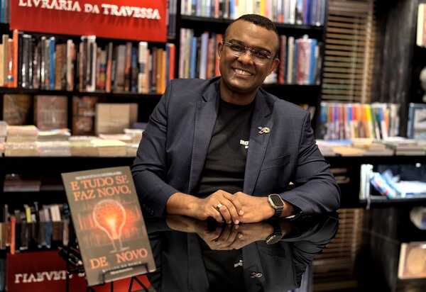Lançamento de livro de neurocientista sobre divulgação científica é sucesso em livraria carioca