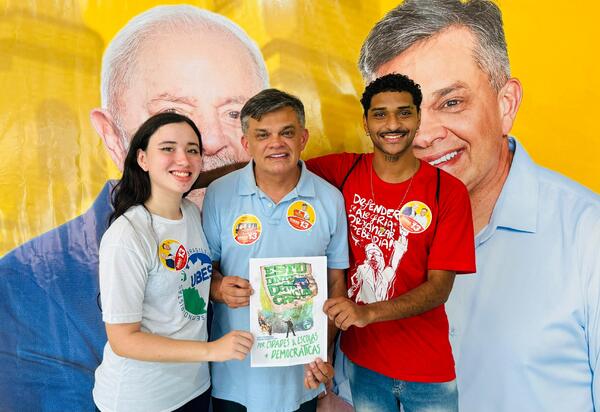 Dimas Gadelha assina carta-compromisso com a juventude