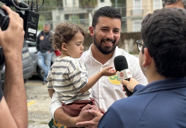 Yuri Moura vota ao lado da família e do vice Marco Novaes, destacando compromisso com a cidade