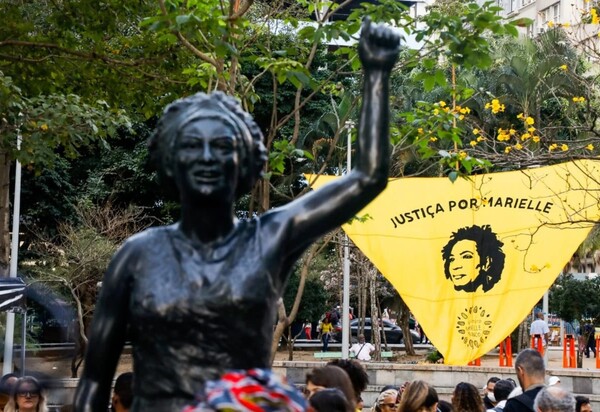 Protesto pede justiça por Marielle e Anderson antes de julgamento